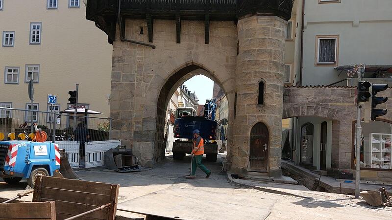 Vor und unterm Judentor werden neue Leitungen für Gas, Wasser, Strom, Fernwärme sowie Abwasserkanäle verlegt. So weit es geht, werden dafür vorhandene Gräben genutzt. Vor und unterm Judentor werden neue Leitungen für Gas, Wasser, Strom, Fernwärme sowie Abwasserkanäle verlegt. So weit es geht, werden dafür vorhandene Gräben genutzt.