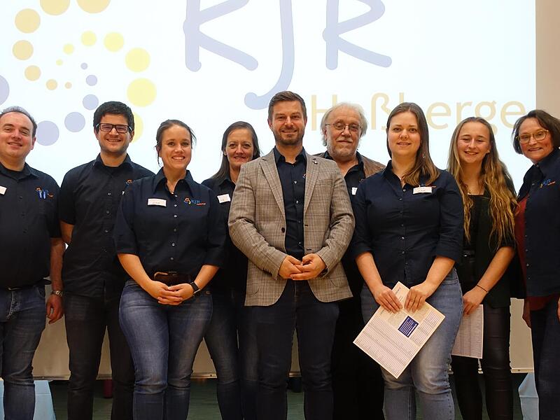 Sie bilden die KJR-Vorstandschaft (von links) Wolfgang Winter (RdP), Benjamin Gerschütz (BDKJ), Caroline Petersen (ohne Verband), Petra Erickson (KjF), Vorsitzender Thomas Wagenhäuser (BSJ), Jürgen Krell (EJ), Annette Breunig (ohne Verband), Anna-...