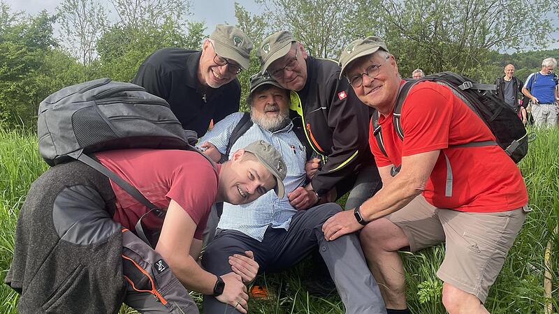 Gleich beim ersten Stein stauchten die Feldgeschworenen (von links hinten im Uhrzeigersinn) Udo Tremer, Thomas Herterich, Johannes Halbig und Florian Herterich ihren Obmann Alfred Tremer.