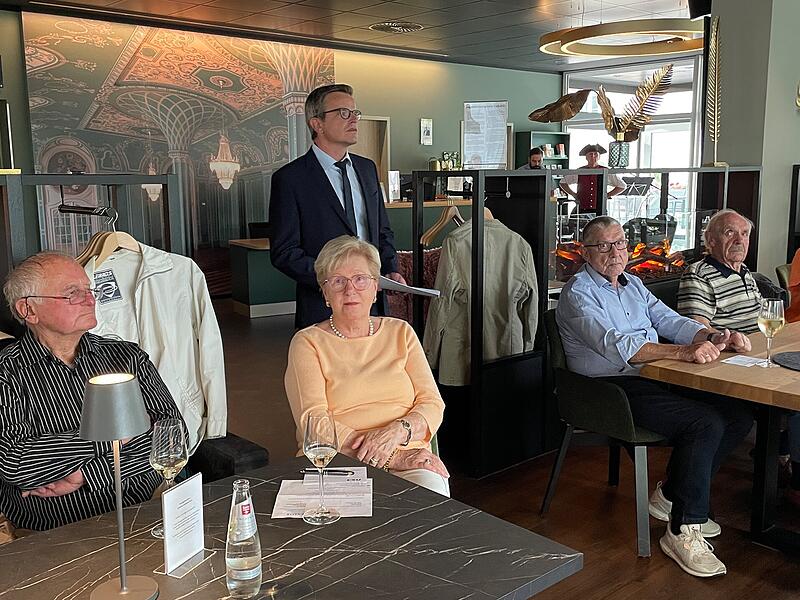 Kiesel stellt sich der Stadtversammlung der CSU vor.