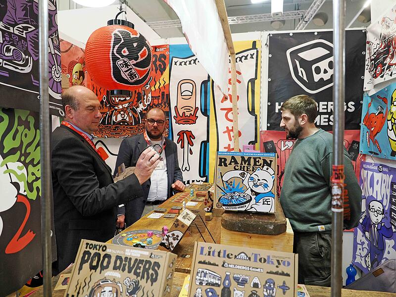 Von der japanischen Popkultur bestimmt sind die Spiele von Heldbergers. Wirtschaftsf&ouml;rderer Martin Schmitz und Landrat Sebastian Straubel im Gespr&auml;ch mit Artur Koch (rechts).