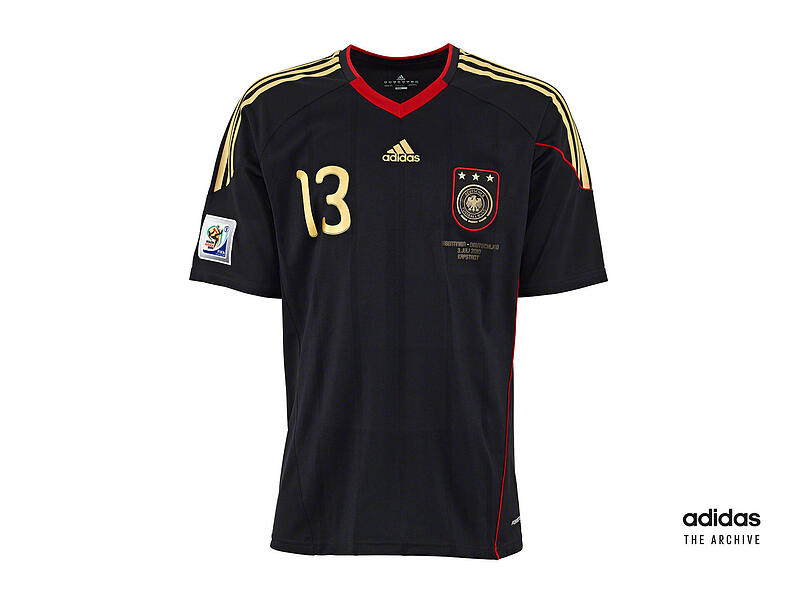 Schwarz als Grundton, dazu rote und goldene Elemente: Das DFB-Ausw&auml;rtstrikot f&uuml;r die WM 2010, hier mit der Nr. 13 von Thomas M&uuml;ller.