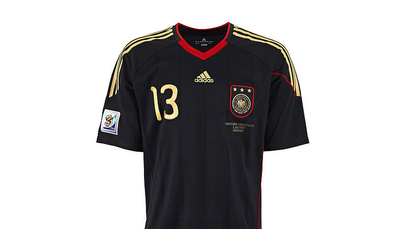 Schwarz als Grundton, dazu rote und goldene Elemente: Das DFB-Ausw&auml;rtstrikot f&uuml;r die WM 2010, hier mit der Nr. 13 von Thomas M&uuml;ller.