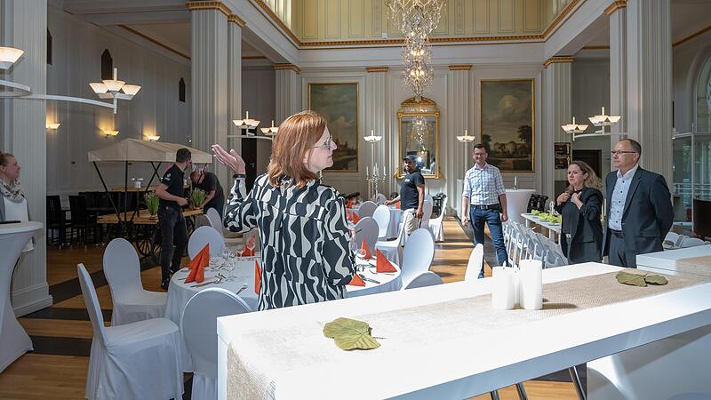 Im Rahmen eines Pressetermins zeigte Sylvie Thormann, Gesch&auml;ftsf&uuml;hrerin der Staatsbad GmbH, mit einigen Kooperationspartnern verschiedene Nutzungsbeispiele f&uuml;r die neue Event-Location Kurgartencaf&eacute; auf.