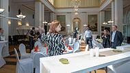 Im Rahmen eines Pressetermins zeigte Sylvie Thormann, Gesch&auml;ftsf&uuml;hrerin der Staatsbad GmbH, mit einigen Kooperationspartnern verschiedene Nutzungsbeispiele f&uuml;r die neue Event-Location Kurgartencaf&eacute; auf.