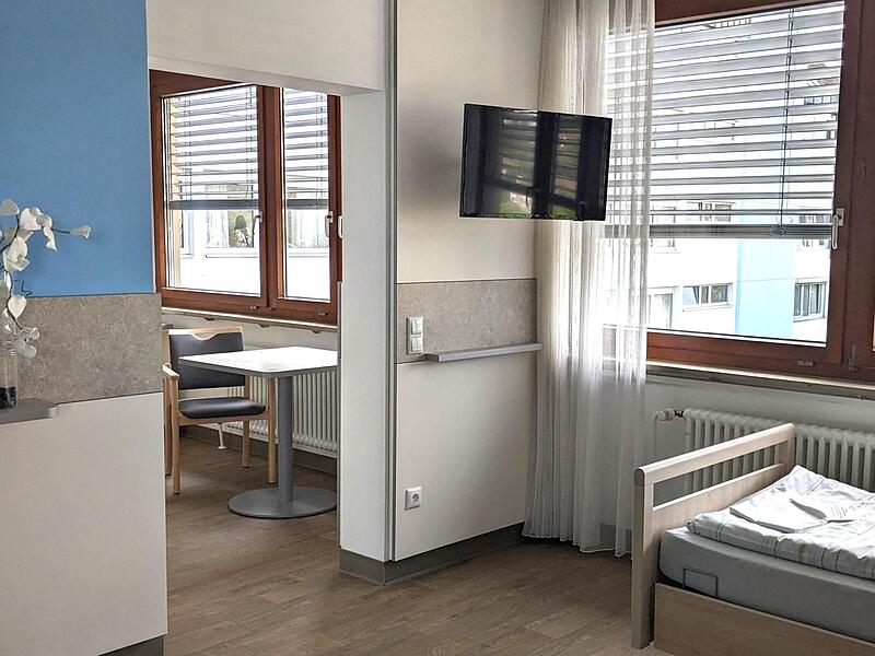 Komfort-Einzelzimmer mit separatem Wohnraum der neuen Geriatrie-Station in der Kissinger Hescuro-Klinik.