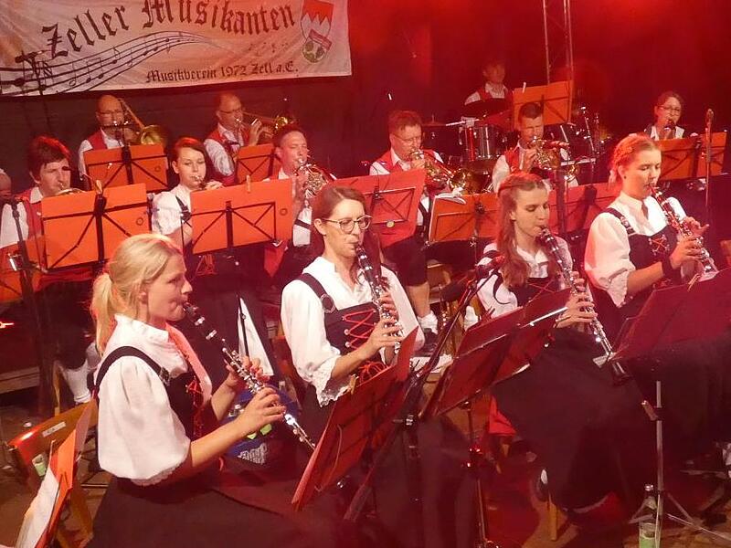 Viel Beifall aus dem Publikum gab es beim Jubiläumskonzert der Zeller Musikanten.