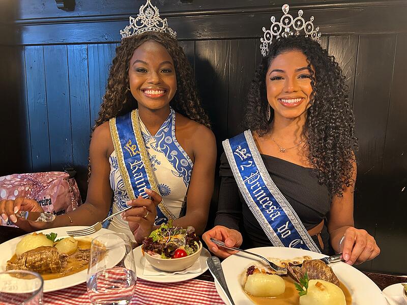Lassen sich Rouladen mit Kl&ouml;&szlig;en schmecken: Thuane Werneck (links), die amtierende K&ouml;nigin des Karnevals von Rio de Janeiro, und Jessica Almeida, die 1. Prinzessin des Karnevals von Rio de Janeiro.