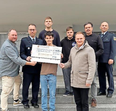 Bei der Spenden&uuml;bergabe: Thorsten Duda (links; 1. Vorsitzender FFW Oerlenbach), Polizeioberrat Dominik Lambiase (2.v.l.; Leiter Lehrbereich Bundespolizei), Polizeihauptkommissar Thorsten Krug (rechts, &Ouml;ffentlichkeitsarbeit Bundespolizei), Matthias...