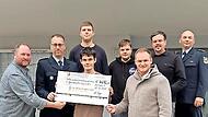 Bei der Spenden&uuml;bergabe: Thorsten Duda (links; 1. Vorsitzender FFW Oerlenbach), Polizeioberrat Dominik Lambiase (2.v.l.; Leiter Lehrbereich Bundespolizei), Polizeihauptkommissar Thorsten Krug (rechts, &Ouml;ffentlichkeitsarbeit Bundespolizei), Matthias...