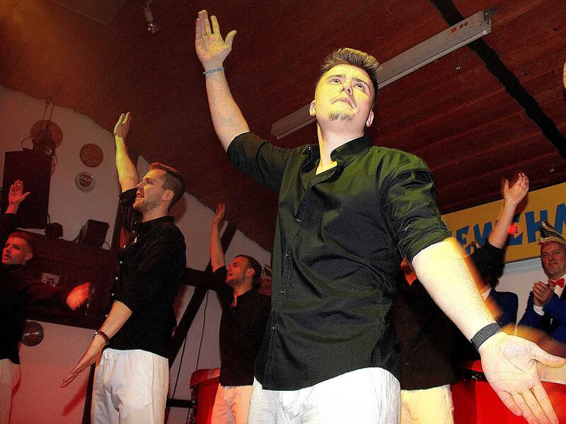 M&auml;nnerballett: die jungen Herren k&ouml;nnen sich durchaus mit den Damen vergleichen.