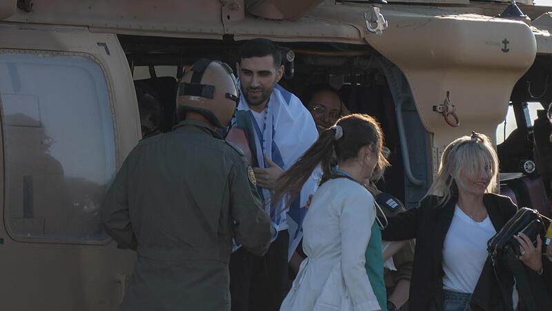 Segev Kalfon, eine aus dem Gazastreifen freigelassene Geisel, kommt am Sheba Medical Center an.