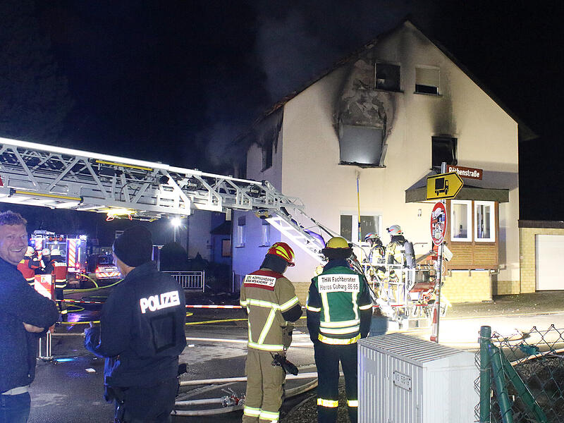 In der Nacht ist in Sonnefeld ein Brand ausgebrochen.  Viele Rettungskr&auml;fte r&uuml;ckten aus, auch ein Heli.