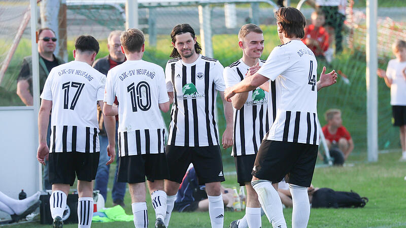 Der Neufanger Trainer Lukas Wich (Mitte) stand  in der laufenden Saison bereits achtmal auf dem Feld.