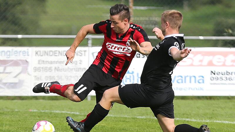 Neubrunns Torgarant: Daniel H&uuml;mmer (links, gegen den Zeiler Stefan Wolf) hat in dieser Saison in acht Spielen schon zehn Mal eingenetzt.