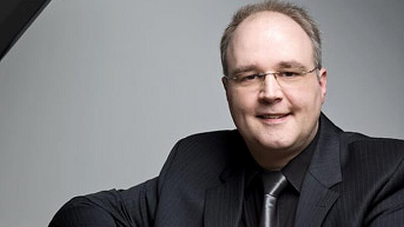 Norbert Lauter begleitet Sebastian Coors vorwitzig am Klavier.