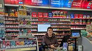 Christiane Kernwein jetzt nicht nur unter der Woche, sondern sitzt auch am Wochenende viele Stunden in der Tankstelle, um den Betrieb am laufen zu halten.