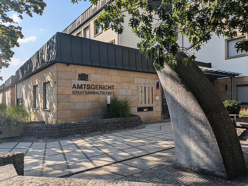 Nach bedrohlichen E-Mails und Familiendramen folgte für einen jungen Mann nun der Prozess am Amtsgericht in Erlangen.