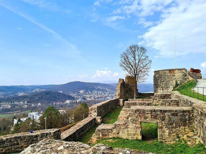 Dieses Foto entstand auf der Burgruine Botenlauben. Regina Parsche dazu: &bdquo;Das alte Gem&auml;uer lohnt immer einen Besuch; man hat von dort oben einen sch&ouml;nen Blick auf Bad Kissingen und vom Turm kann man sogar einen Rundumblick genie&szlig;en.&ldquo;