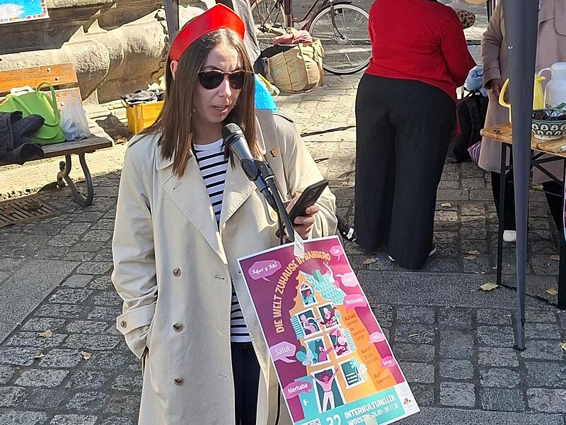 Anastasia Senitz  hat ein Gedicht in russischer Sprache vorgetragen. Sie vertritt Russland als Mitglied des Migrantinnen- und Migrantenbeirats der Stadt Bamberg.