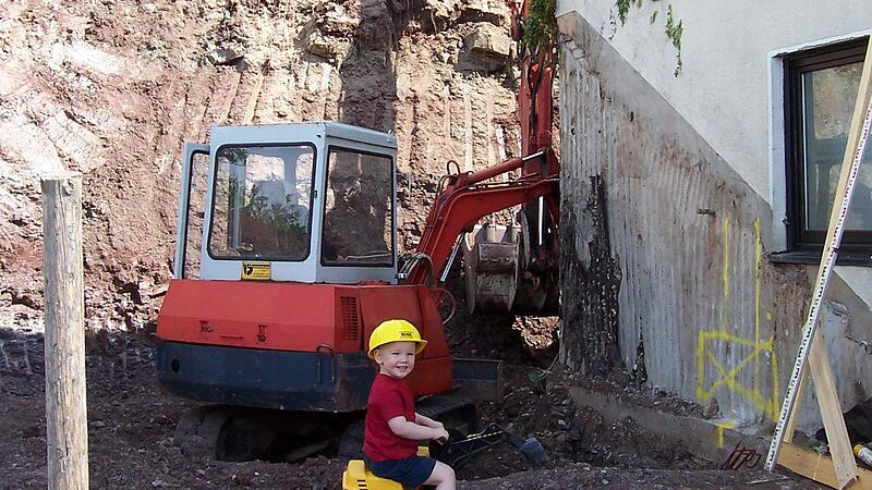 Aus dem Familienalbum: Schon als kleiner Bub war Lorenz Reinwand beim Umbau des Elternhauses auf dem „Minibagger“ am Werkeln.