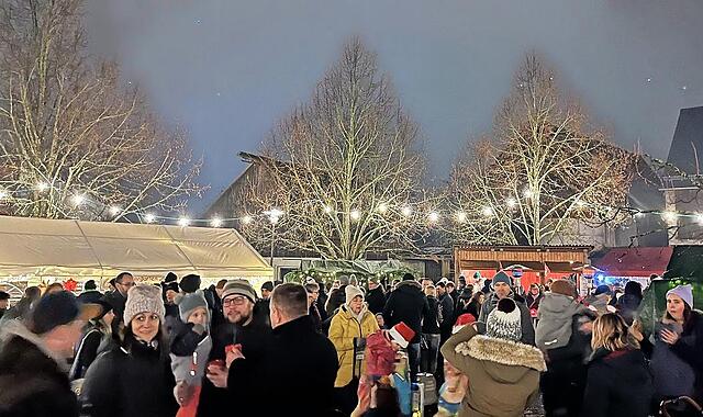 Dicht an dicht gedrängt gab es viel zu erzählen auf dem stimmungsvollen Weihnachtsmarkt. Dicht an dicht gedrängt gab es viel zu erzählen auf dem stimmungsvollen Weihnachtsmarkt.