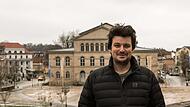 Im Sommer hatte sich der Tenor Peter Aisher aus dem Solisten-Ensemble des Landestheaters verabschiedet, um k&uuml;nftig in einem neuen beruflichen Umfeld einen Beitrag gegen den Klimawandel zu leisten. Jetzt gibt es als Gast ein Wiederh&ouml;ren mit ihm in ...