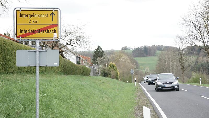 In Unterleichtersbach steht das Ortsausgangsschild noch vor dem Ende der (hier einseitigen) Bebauung &ndash; weswegen Anwohner unter beschleunigenden und bremsenden Auto- und Motorradfahrern leiden. Aus Expertensicht akzeptieren Autofahrer eine Ortstafe...
