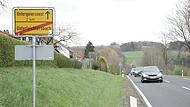 In Unterleichtersbach steht das Ortsausgangsschild noch vor dem Ende der (hier einseitigen) Bebauung &ndash; weswegen Anwohner unter beschleunigenden und bremsenden Auto- und Motorradfahrern leiden. Aus Expertensicht akzeptieren Autofahrer eine Ortstafe...