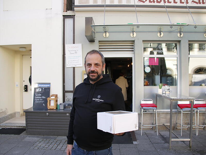 Holger Scheit mit einer Schachtel für To good to go Holger Scheit mit einer Schachtel für To good to go