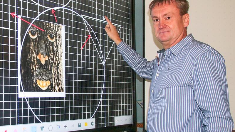Der Lehrer Bernd Donath arbeitet im Grundfelder Schulhaus gerne mit seinen Sch&uuml;lern an der digitalen Tafel.
