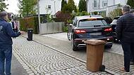 Bernd Pech demonstriert, wie schwer das Ausparken ist, so denn der Parkplatz besetzt ist.