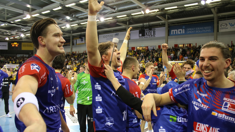 Nach Spielende war die Freude bei Spielern und Fans von Balingen-Weilstetten riesengro&szlig;.