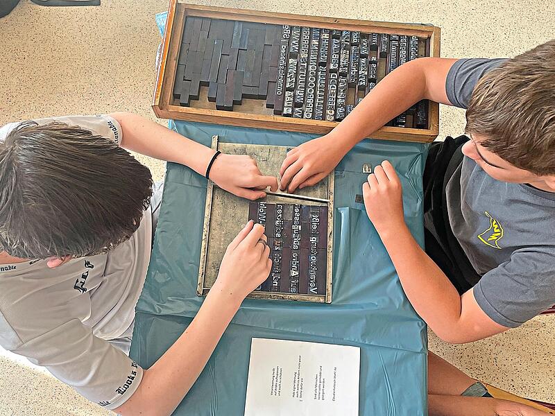 Die an der Grund- und Mittelschule Windheim entstandenen Kurzgedichte wurden mit Ingo Cesaros mobiler Handpresse auf Plakate gedruckt. Grund-/Mittelschule Windheim