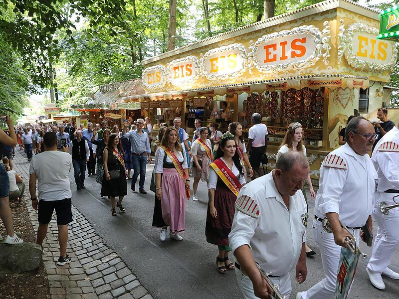 Auch dabei: die Bierk&ouml;niginnen mit der aktuellen Hoheit Melanie I.Der Annafest-Umzug in Forchheim 2022