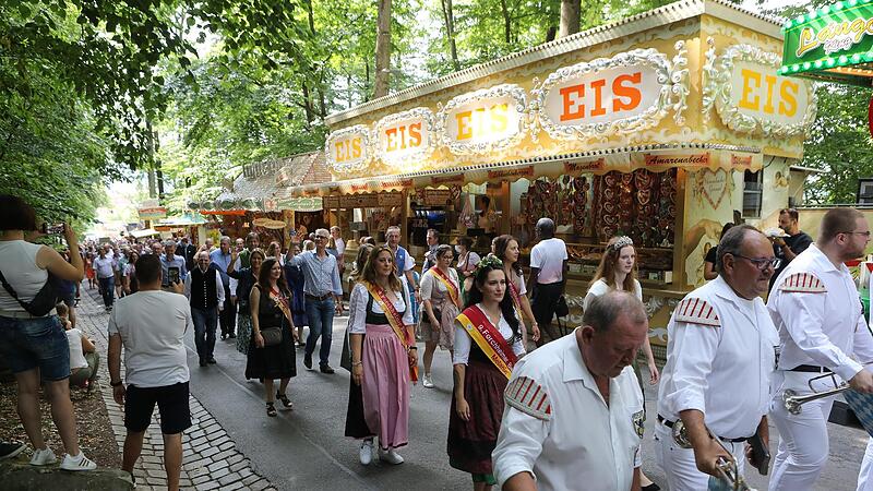 Auch dabei: die Bierk&ouml;niginnen mit der aktuellen Hoheit Melanie I.Der Annafest-Umzug in Forchheim 2022