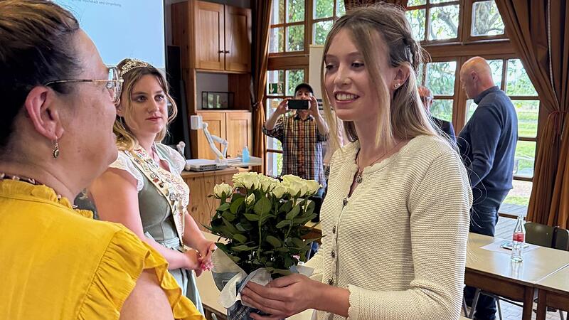 Antonia I. (rechts) nimmt in H&ouml;chstadt Gl&uuml;ckw&uuml;nsche entgegen.