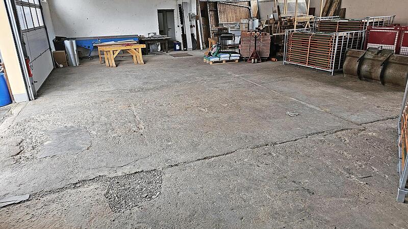 Die Bodenplatte der Maschinenhalle des Pfarrweisacher Bauhofes muss erneuert werden. Die Bodenplatte der Maschinenhalle des Pfarrweisacher Bauhofes muss erneuert werden.