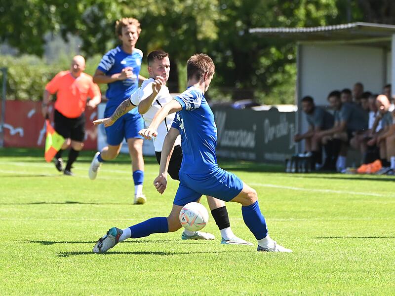 Ein Bild aus der vergangenen Saison, als sich der SC Sylvia Ebersdorf um Kevin Hartmann (in Weiß, inzwischen wieder beim TSV Mönchröden II) zwei Mal mit  Hirschaid duellierte.