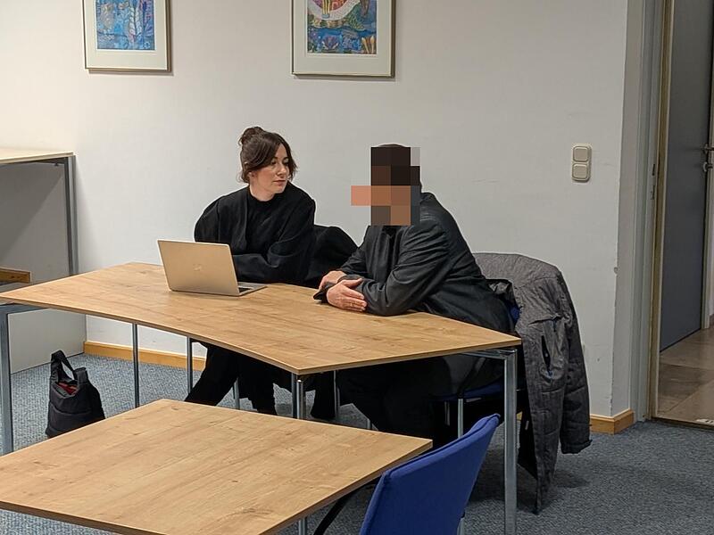 Missbrauchsprozess in Coburg: Am 8. Tag darf der Angeklagte ohne Fußfesseln erscheinen. Er sitzt nicht länger in Untersuchungshaft. Missbrauchsprozess in Coburg: Am 8. Tag darf der Angeklagte ohne Fußfesseln erscheinen. Er sitzt nicht länger in Untersuchungshaft.