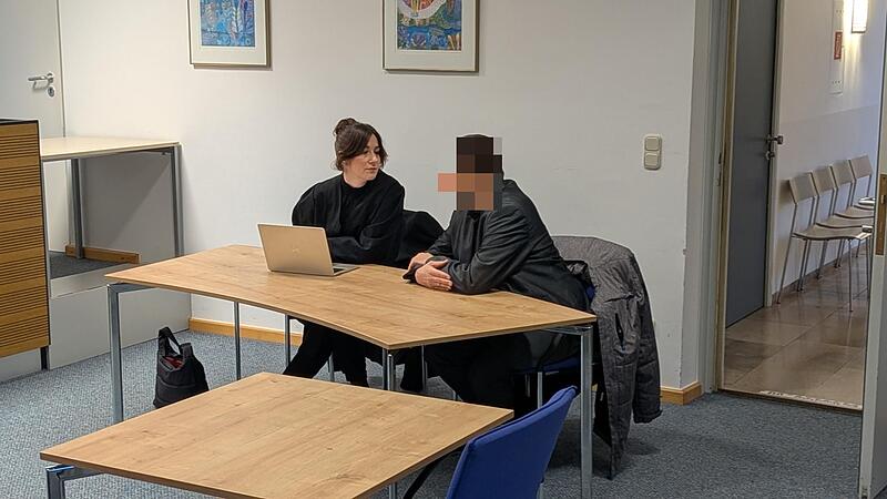 Missbrauchsprozess in Coburg: Am 8. Tag darf der Angeklagte ohne Fußfesseln erscheinen. Er sitzt nicht länger in Untersuchungshaft.