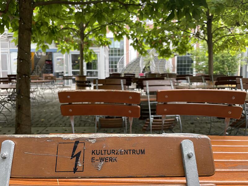 E-Werk Erlangen Leere Tische im Garten des Kulturzentrums. In diesem Jahr hat das E-Werk in Erlangen seine Öffnungstage reduziert.