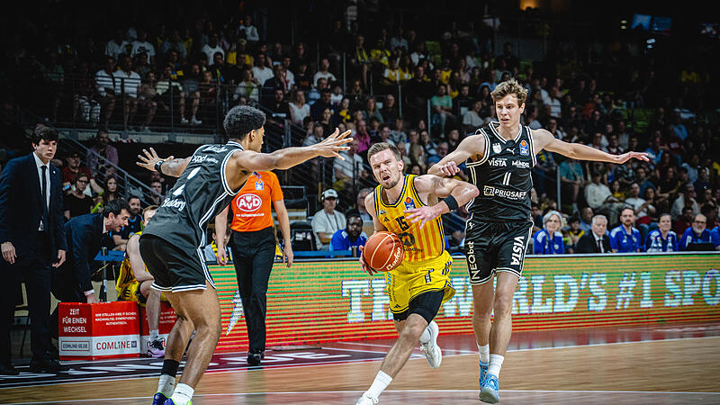 Basketball Alba vs Bamberg 20260530 Dieses Duell wird es in der kommenden Saison wieder geben: Albas Dreh- und Angelpunkt Martin Hermannsson (links) gegen Richard Balint. Tilo Wiedensohler