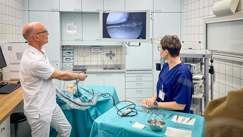 Dr. Torsten Burkardt (links) bei der Demonstration einer Kniespiegelung.