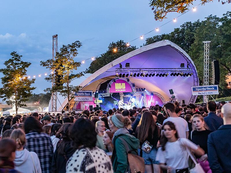 2023 fand das Umsonst & Draußen in Würzburg bereits zum 35. Mal statt. 2023 fand das Umsonst & Draußen in Würzburg bereits zum 35. Mal statt.