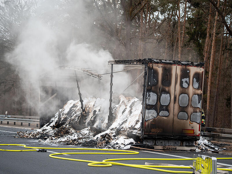 Ein Lkw ist am Dienstagnachmittag auf der A3 bei He&szlig;dorf vollst&auml;ndig ausgebrannt. Die Autobahn ist wohl noch f&uuml;r Stunden gesperrt.