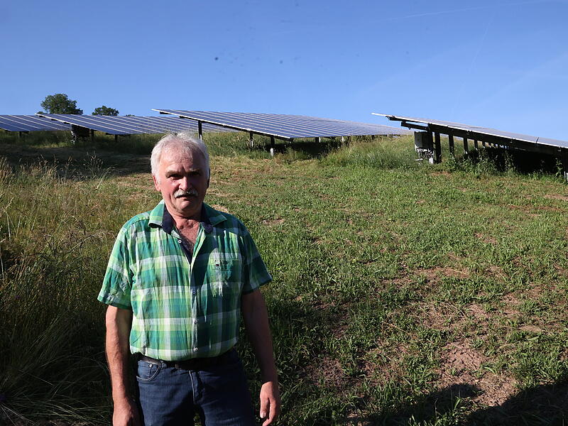Der Grundst&uuml;ckseigent&uuml;mer Werner Kuhmann ist froh, dass die Freifl&auml;chenphotovoltaikanlage steht.