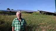 Der Grundst&uuml;ckseigent&uuml;mer Werner Kuhmann ist froh, dass die Freifl&auml;chenphotovoltaikanlage steht.