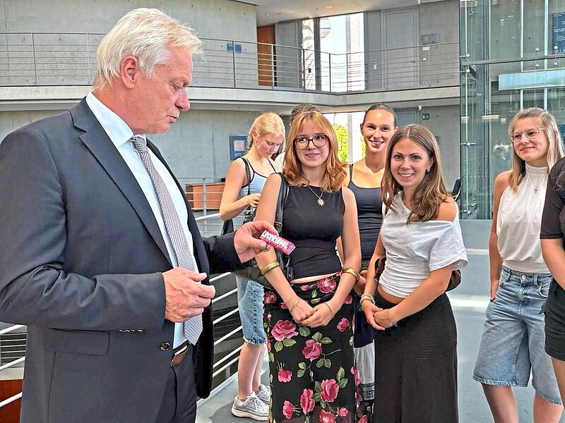 Der Bundesminister Ernährung und Landwirtschaft, Alois Rainer, zeigte sich vom Schokoriegel-Projekt des Caspar-Vischer-Gymnasiums Kulmbach sehr angetan. Der Bundesminister Ernährung und Landwirtschaft, Alois Rainer, zeigte sich vom Schokoriegel-Projekt des Caspar-Vischer-Gymnasiums Kulmbach sehr angetan.