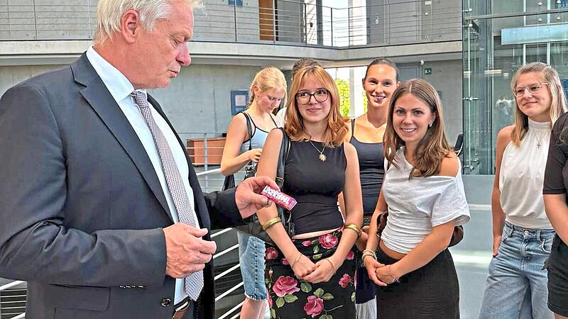 Der Bundesminister Ernährung und Landwirtschaft, Alois Rainer, zeigte sich vom Schokoriegel-Projekt des Caspar-Vischer-Gymnasiums Kulmbach sehr angetan. Der Bundesminister Ernährung und Landwirtschaft, Alois Rainer, zeigte sich vom Schokoriegel-Projekt des Caspar-Vischer-Gymnasiums Kulmbach sehr angetan.